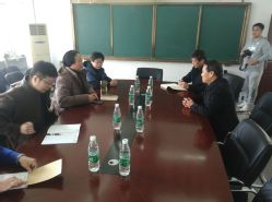 副校长许金龙在教育经济与管理研究所听取工作情况介绍