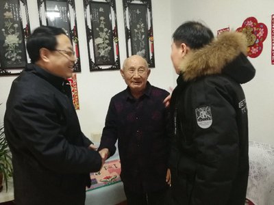 走访慰问刘勇士老师 走访慰问刘勇士老师