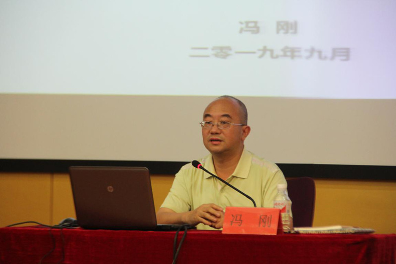 北京师范大学冯刚教授作题为《中国共产党理论形象的自我构建》的报告 北京师范大学冯刚教授作题为《中国共产党理论形象的自我构建》的报告
